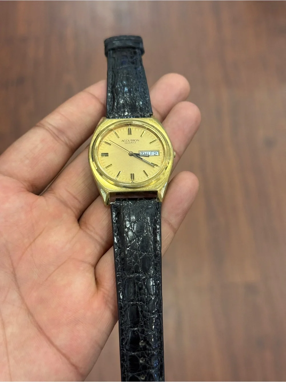 Bulova Accutron vintageSwiss Quartz Watch  Men Gold Tone  Day Date leather strap